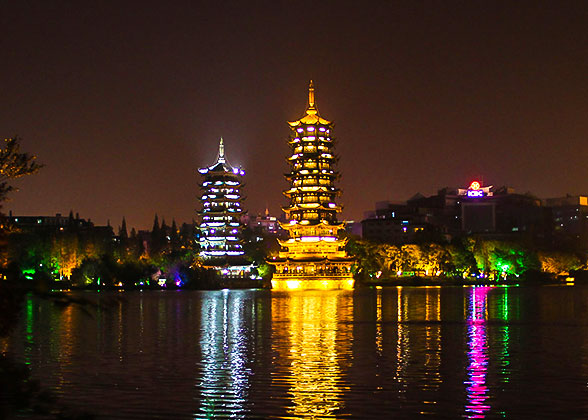 桂林山湖的双塔