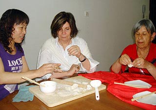 莎拉和卡门学会包饺子