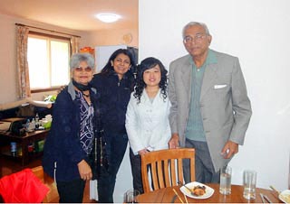 Shubhra Sinha女士，Nirmal Chandra Sinha先生和Manjari Sinha女士在一个中国家庭