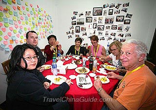 我们的客人在当地家庭享受美食