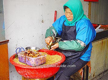 当地人包粽子