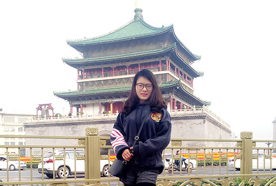 李安琪在西安钟楼前